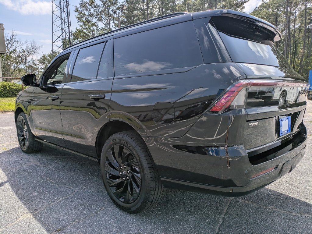 New 2026 Lincoln Navigator Reserve w/ Jet Appearance Package AWD/4WD image 6