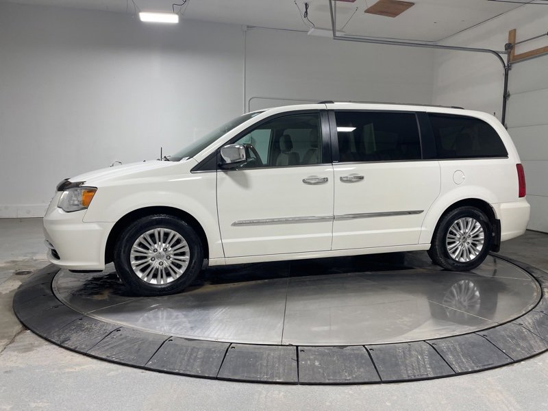 Used 2012 Chrysler Town & Country Limited w/ Luxury Group image 4