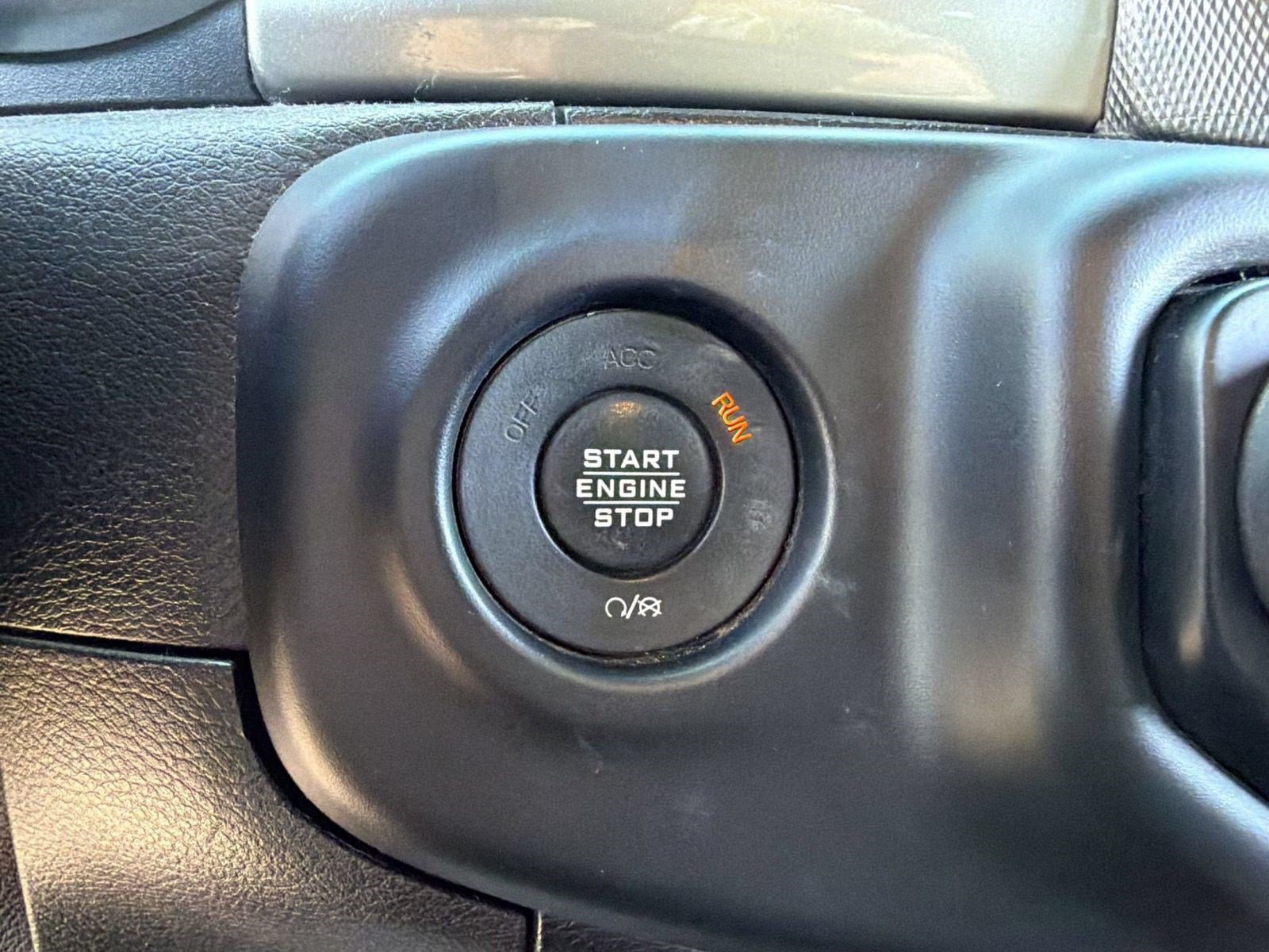 Used 2020 Jeep Wrangler Unlimited Sahara w/ Uconnect 4C Nav & Sound Group AWD/4WD image 16