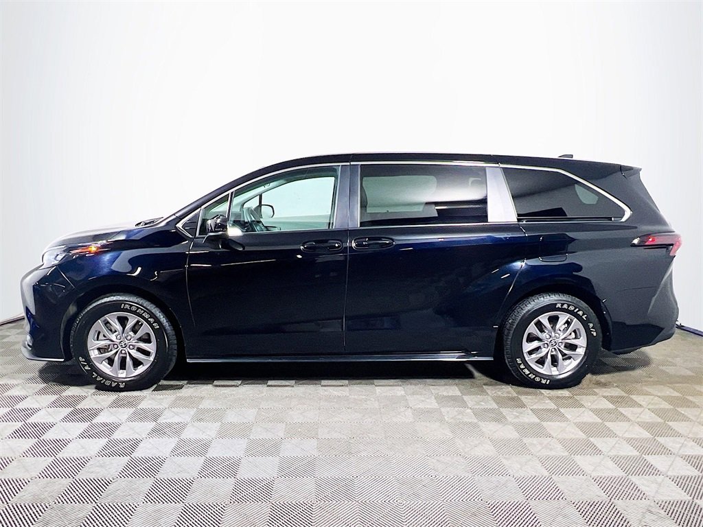 Certified 2024 Toyota Sienna LE image 5