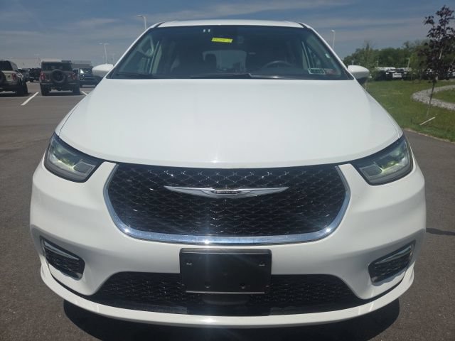 Used 2023 Chrysler Pacifica Touring-L FWD image 3