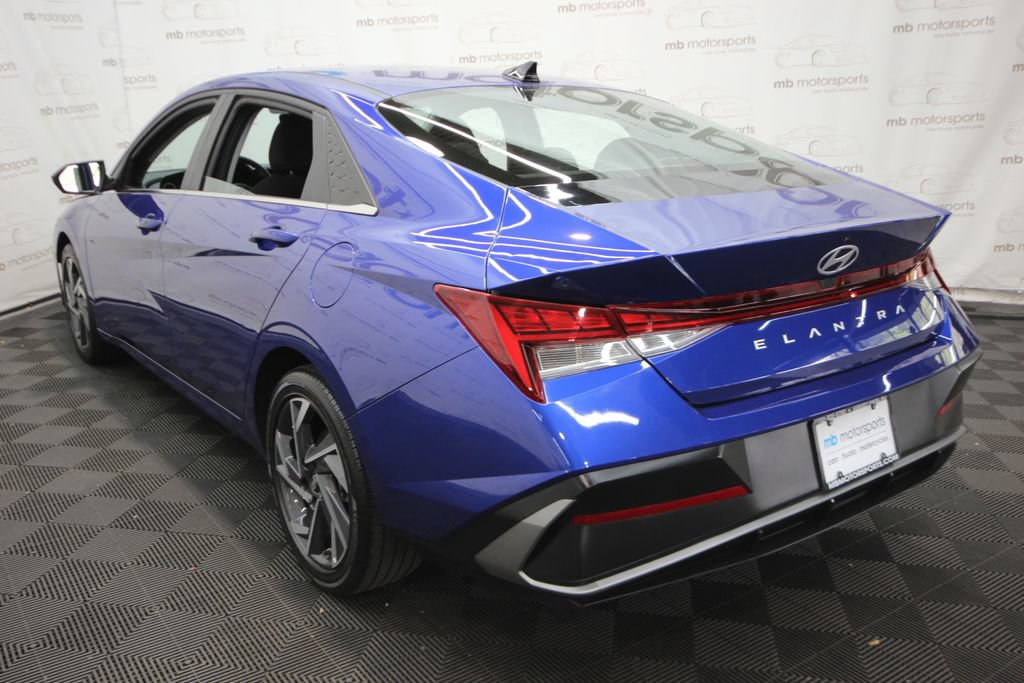 Used 2025 Hyundai Elantra SEL FWD image 4