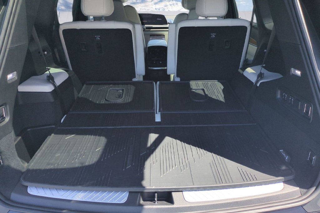New 2027 Cadillac Vistiq Luxury w/ LPO, Floor Liner Package AWD/4WD image 14