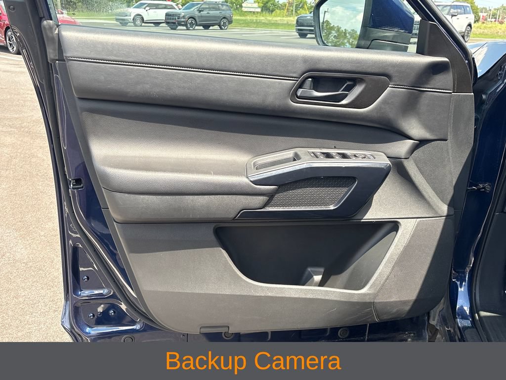 Used 2025 Nissan Pathfinder SV FWD image 3