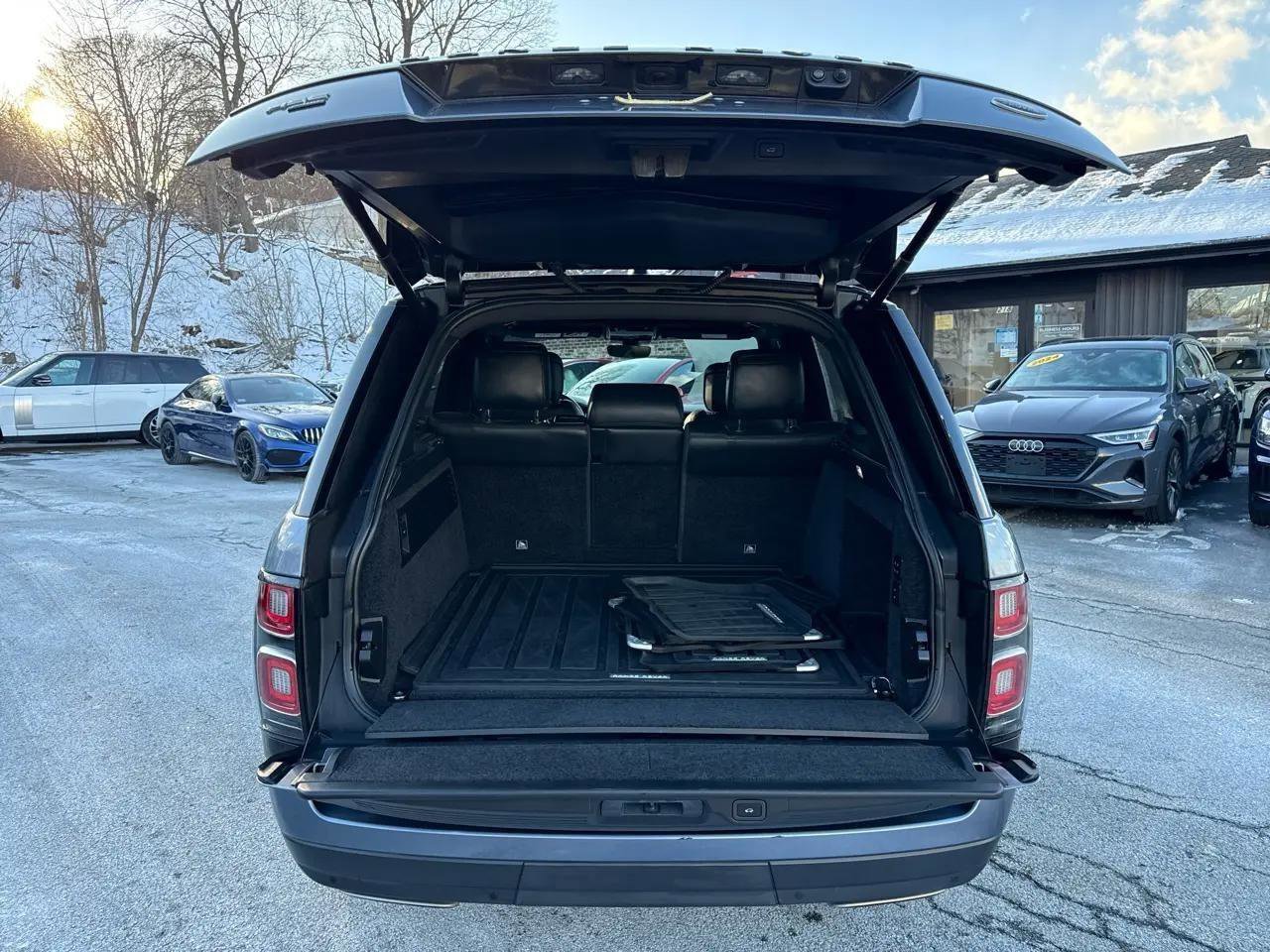 Used 2020 Land Rover Range Rover HSE image 17