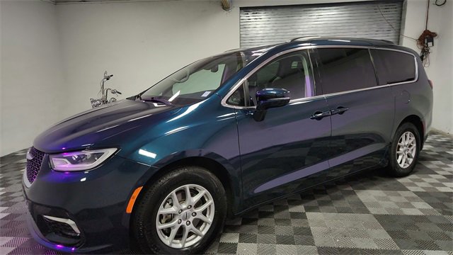 Used 2022 Chrysler Pacifica Touring-L image 4