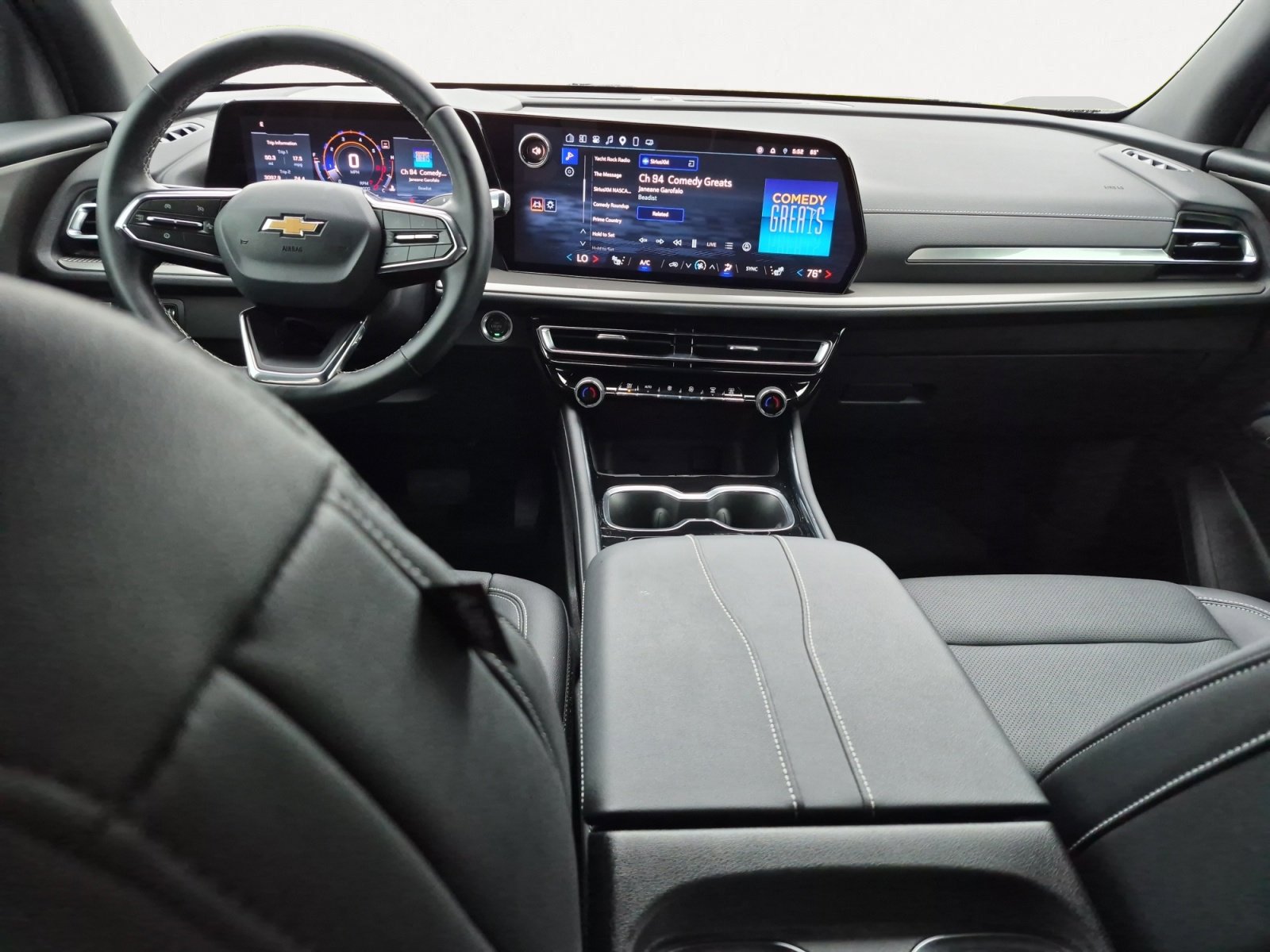 Used 2025 Chevrolet Traverse LT w/ Sun and Wheel Package FWD image 3