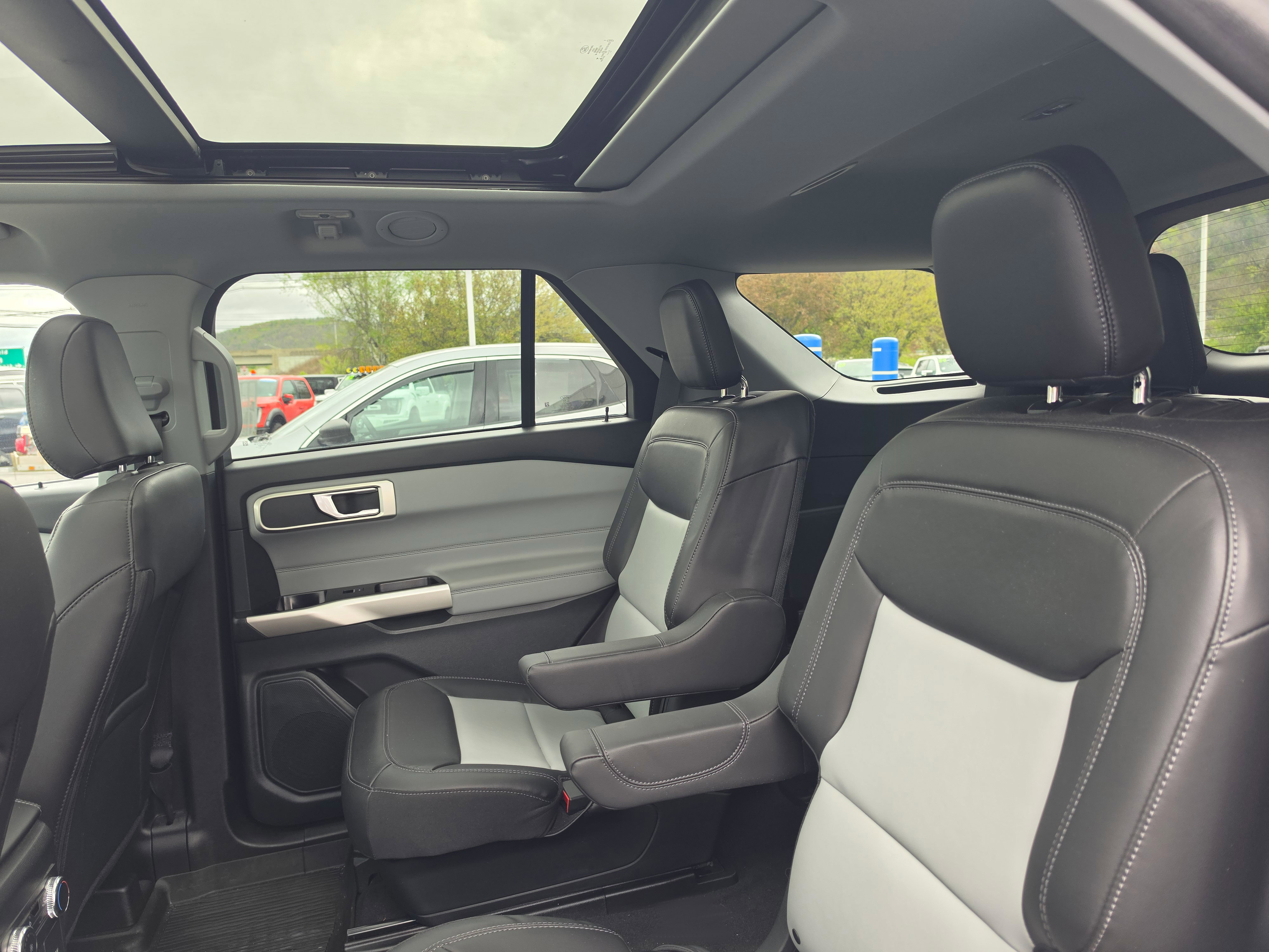 Used 2022 Ford Explorer XLT w/ Equipment Group 202A AWD/4WD image 13