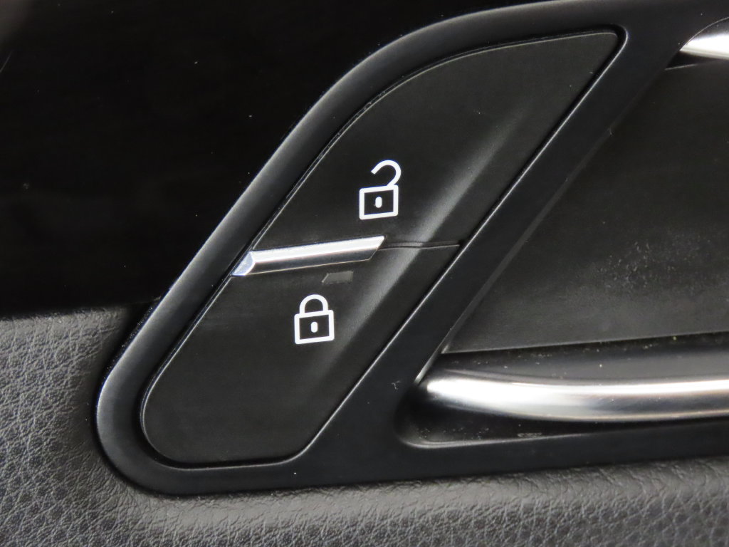 Certified 2023 Porsche Macan AWD/4WD image 35