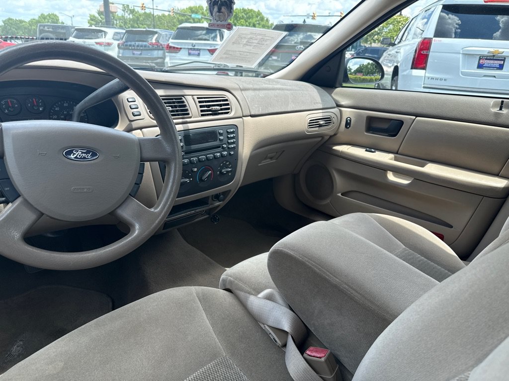 Used 2007 Ford Taurus SE FWD image 11