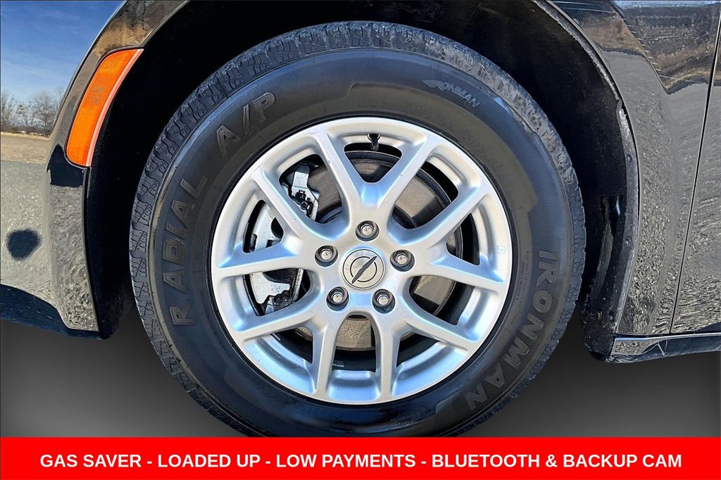 Used 2022 Chrysler Voyager LX image 32