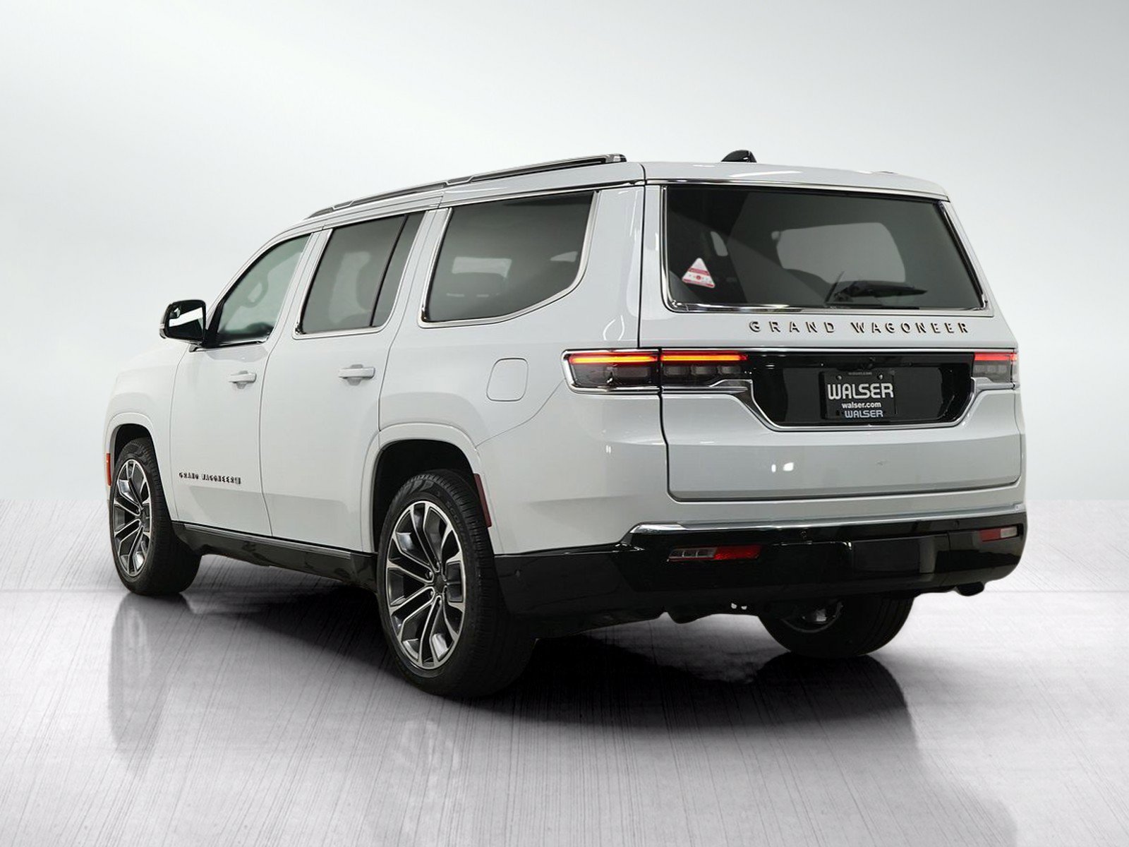 Used 2025 Jeep Grand Wagoneer Series III AWD/4WD image 3