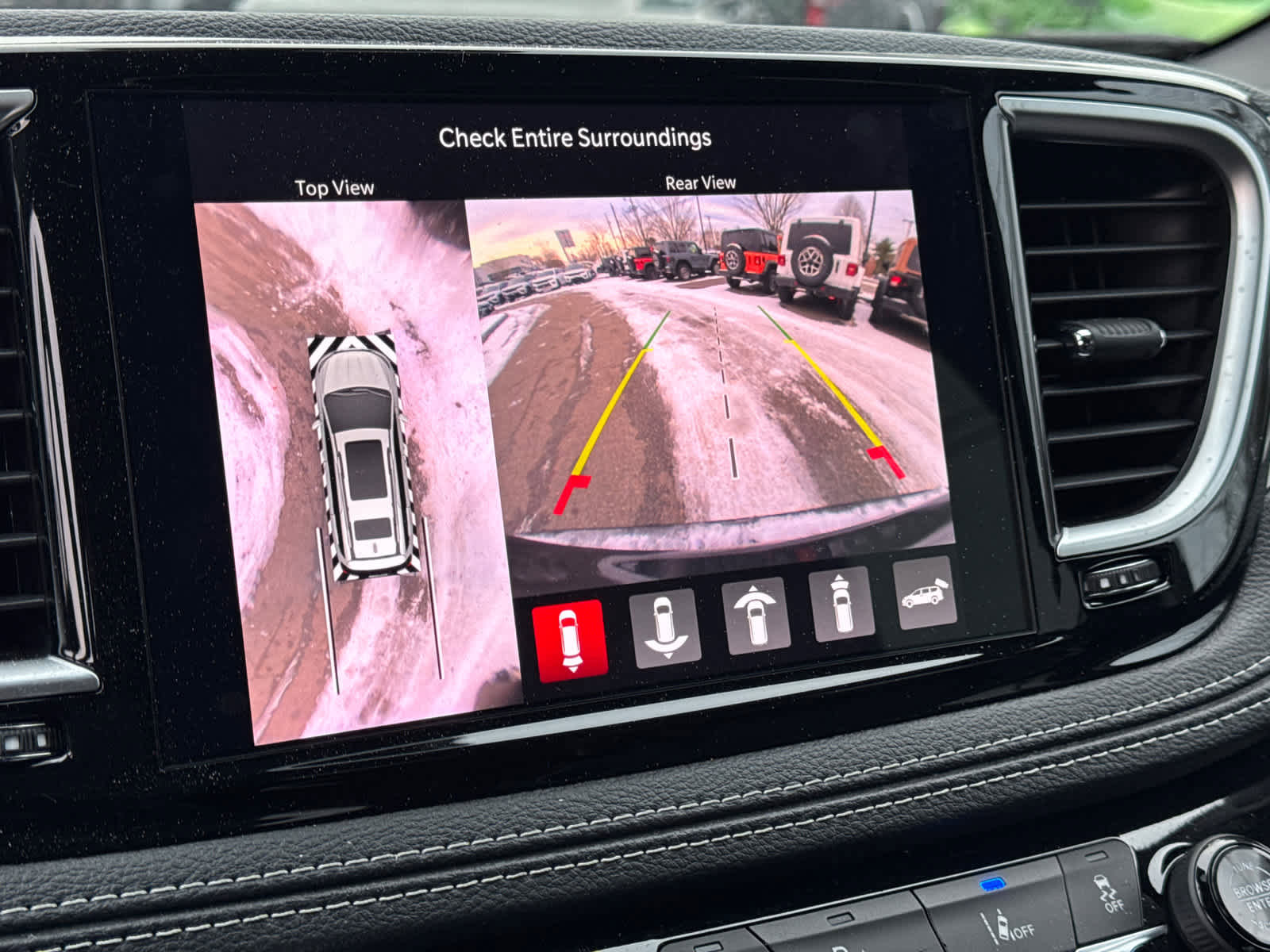 Used 2023 Chrysler Pacifica Limited w/ Uconnect Theater Family Group image 28