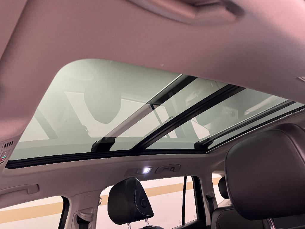 Used 2022 Volkswagen Tiguan SE w/ Panoramic Sunroof Package image 15