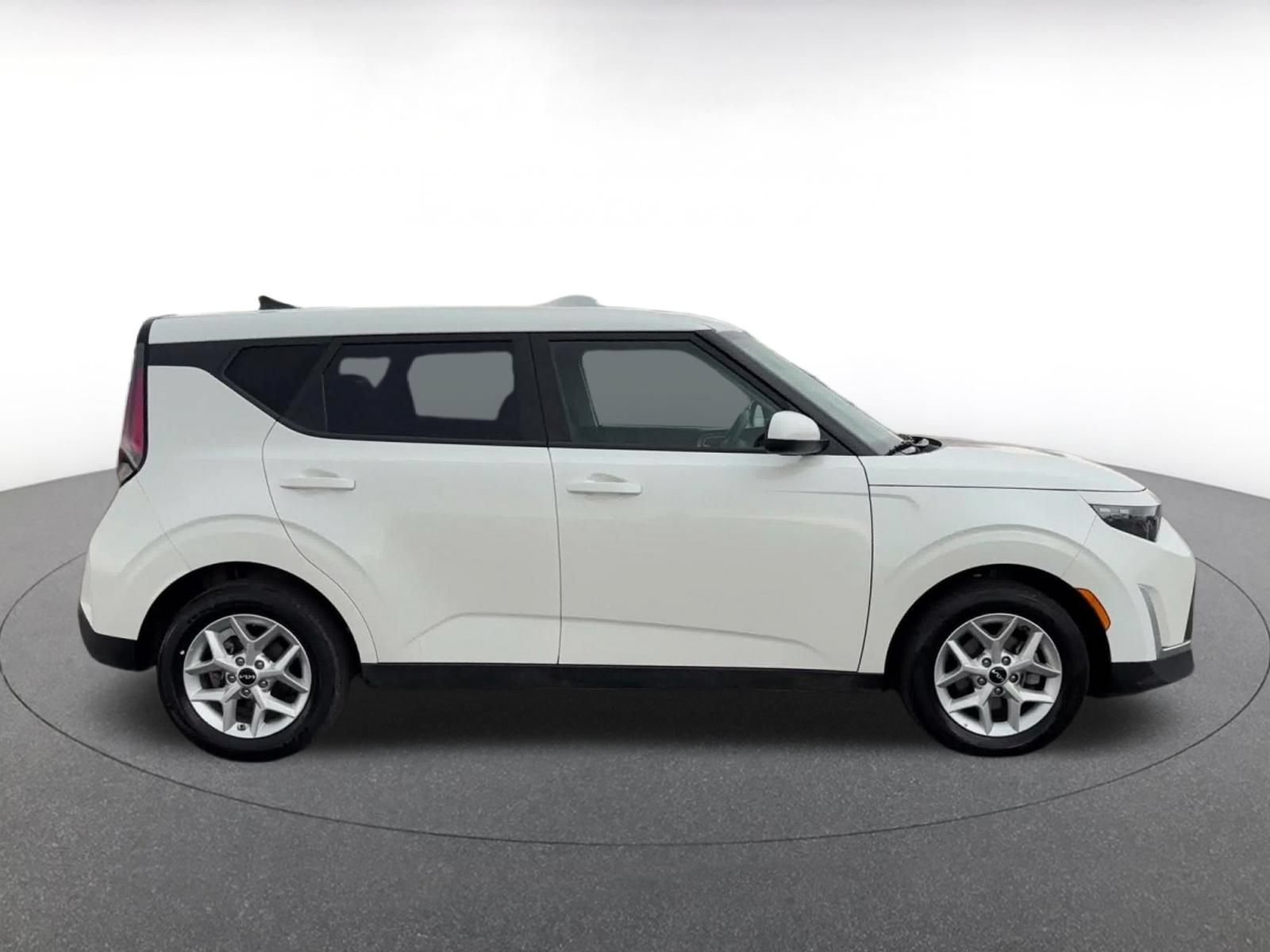 Used 2025 Kia Soul LX w/ LX Technology Package FWD image 15