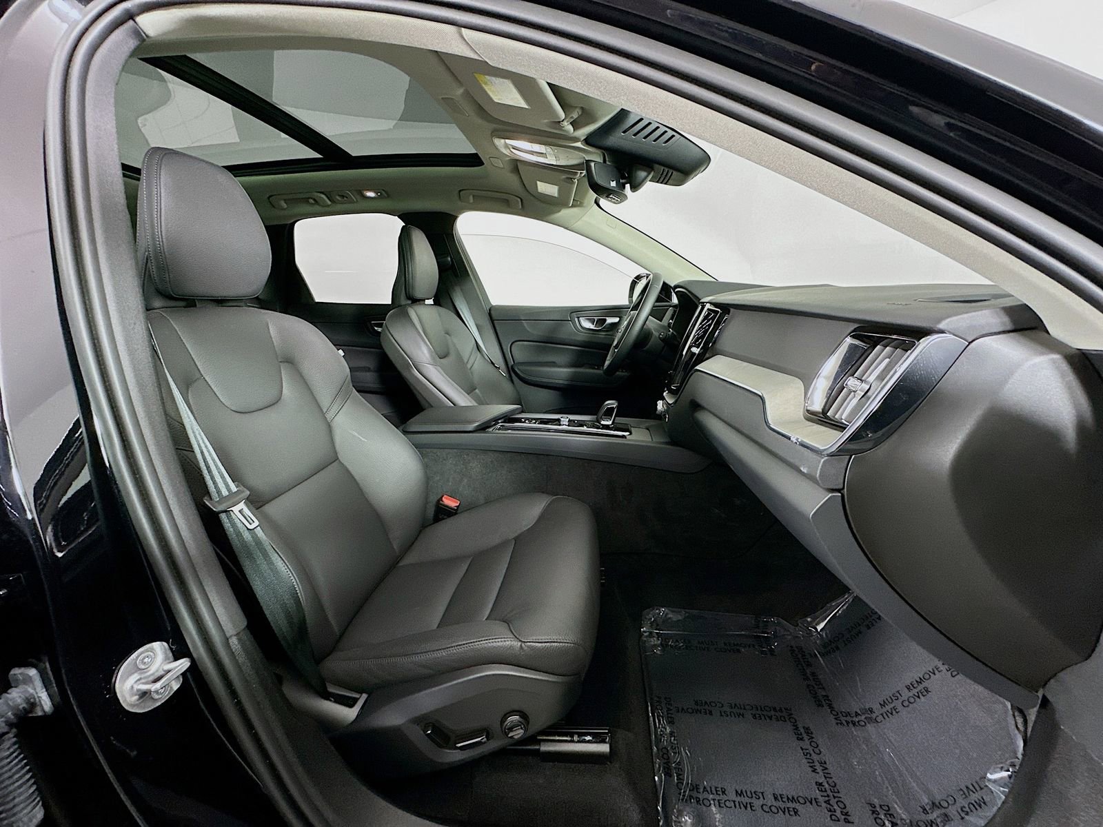 Used 2025 Volvo XC60 B5 Plus image 28