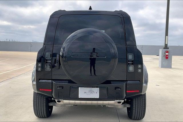 New 2026 Land Rover Defender 110 X-Dynamic SE image 4