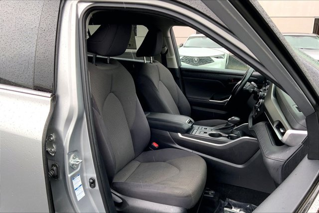 Used 2022 Toyota Highlander LE AWD/4WD image 6
