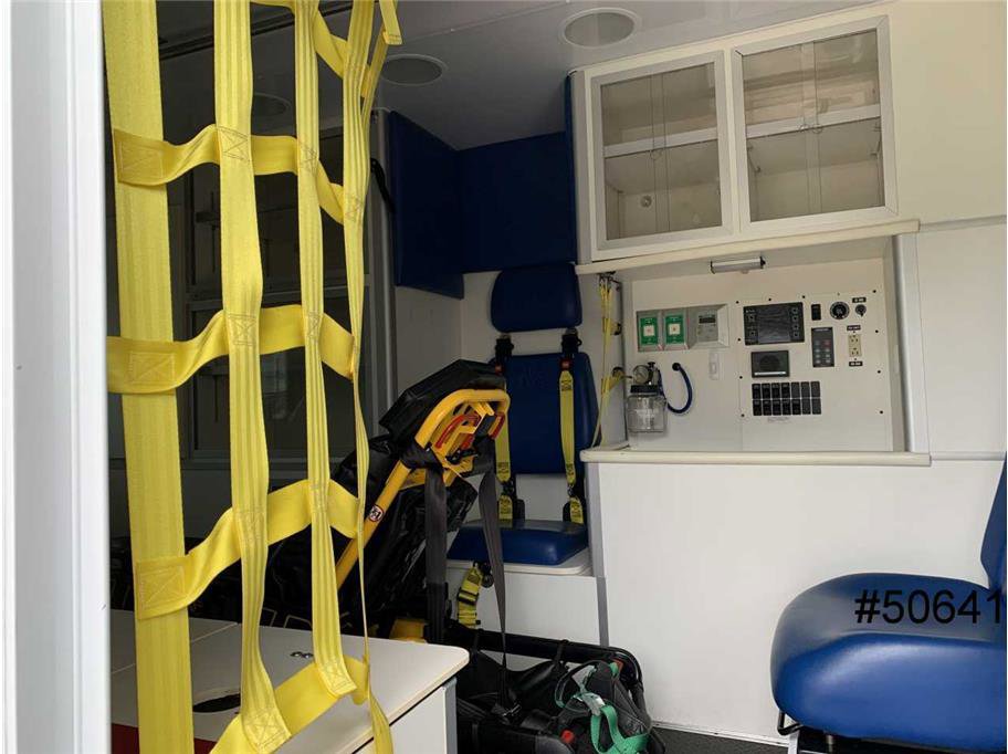 Used 2014 Chevrolet Express 4500 w/ Ambulance Package RWD image 20