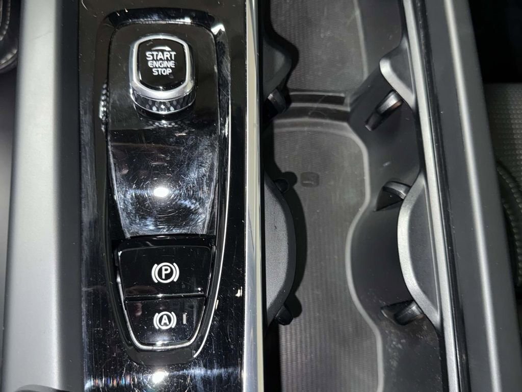 Used 2024 Volvo XC60 T8 Ultimate w/ Climate Package image 23