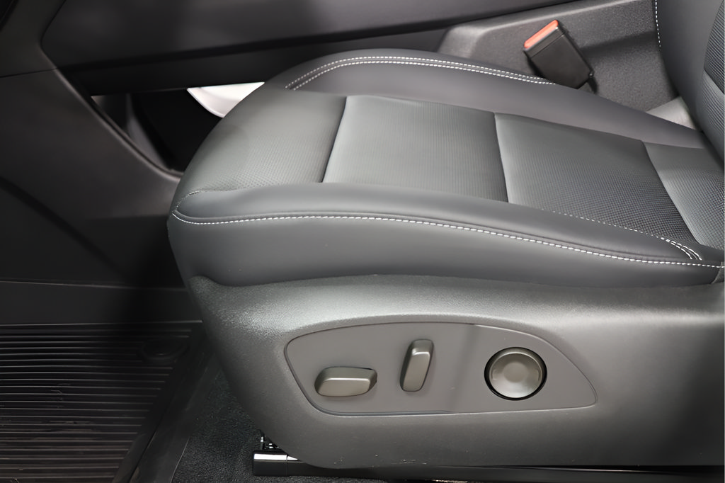 New 2027 Chevrolet Traverse LT w/ Sun and Wheel Package FWD image 21