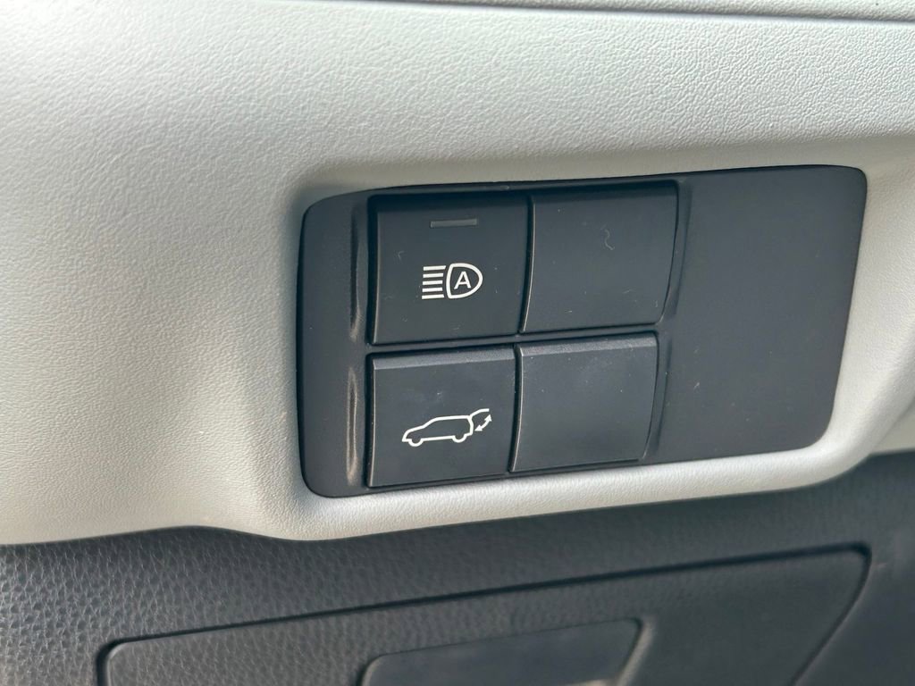 Used 2023 Toyota Highlander LE FWD image 27