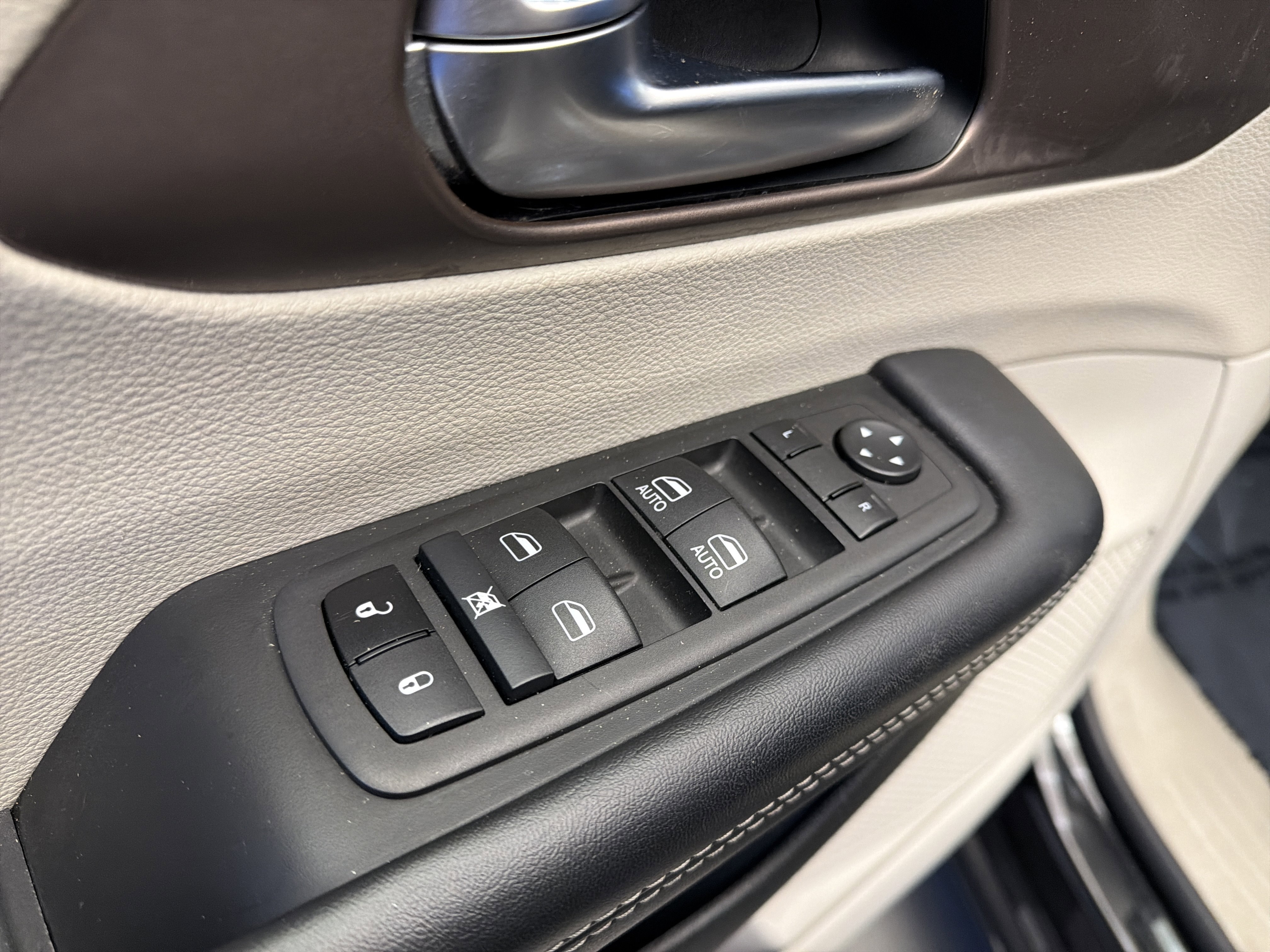 Used 2023 Chrysler Voyager LX image 11