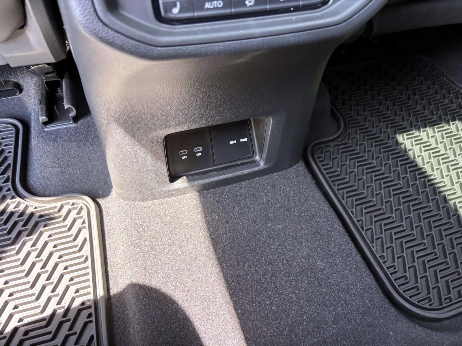 Used 2024 Volkswagen Atlas SEL AWD/4WD image 32