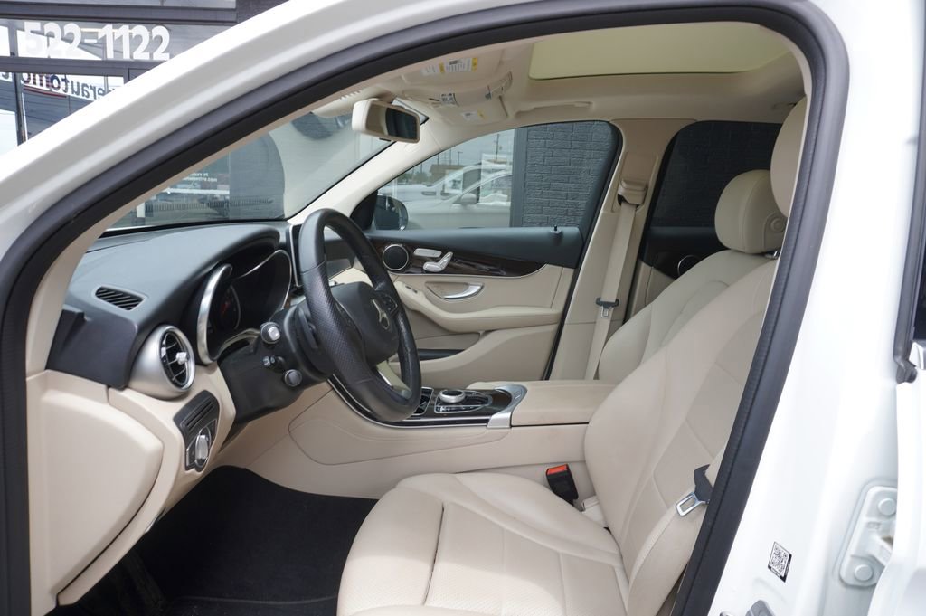 Used 2019 Mercedes-Benz GLC 300 4MATIC image 2