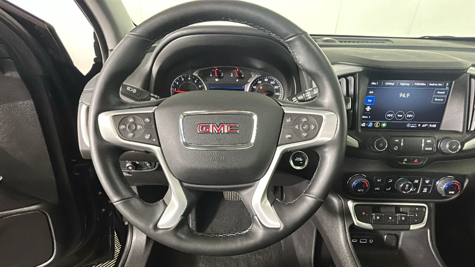 Used 2024 GMC Terrain SLT w/ Elevation Edition FWD image 16
