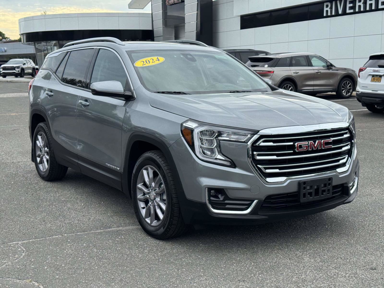 Used 2024 GMC Terrain SLT AWD/4WD image 2