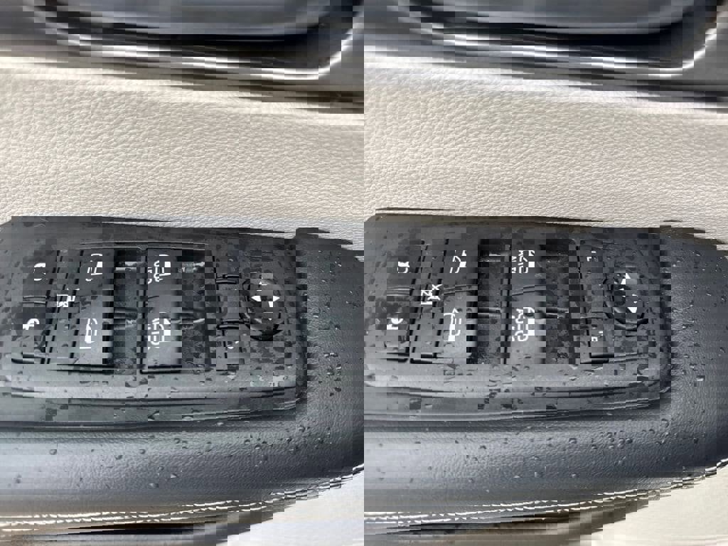 Used 2022 Chrysler Pacifica Touring-L image 14