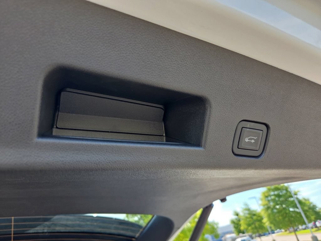 Used 2025 Chevrolet Traverse LT w/ Driver Confidence Package FWD image 29