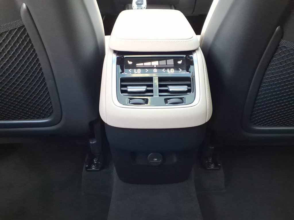 Certified 2026 Volvo XC90 B6 Plus AWD/4WD image 25