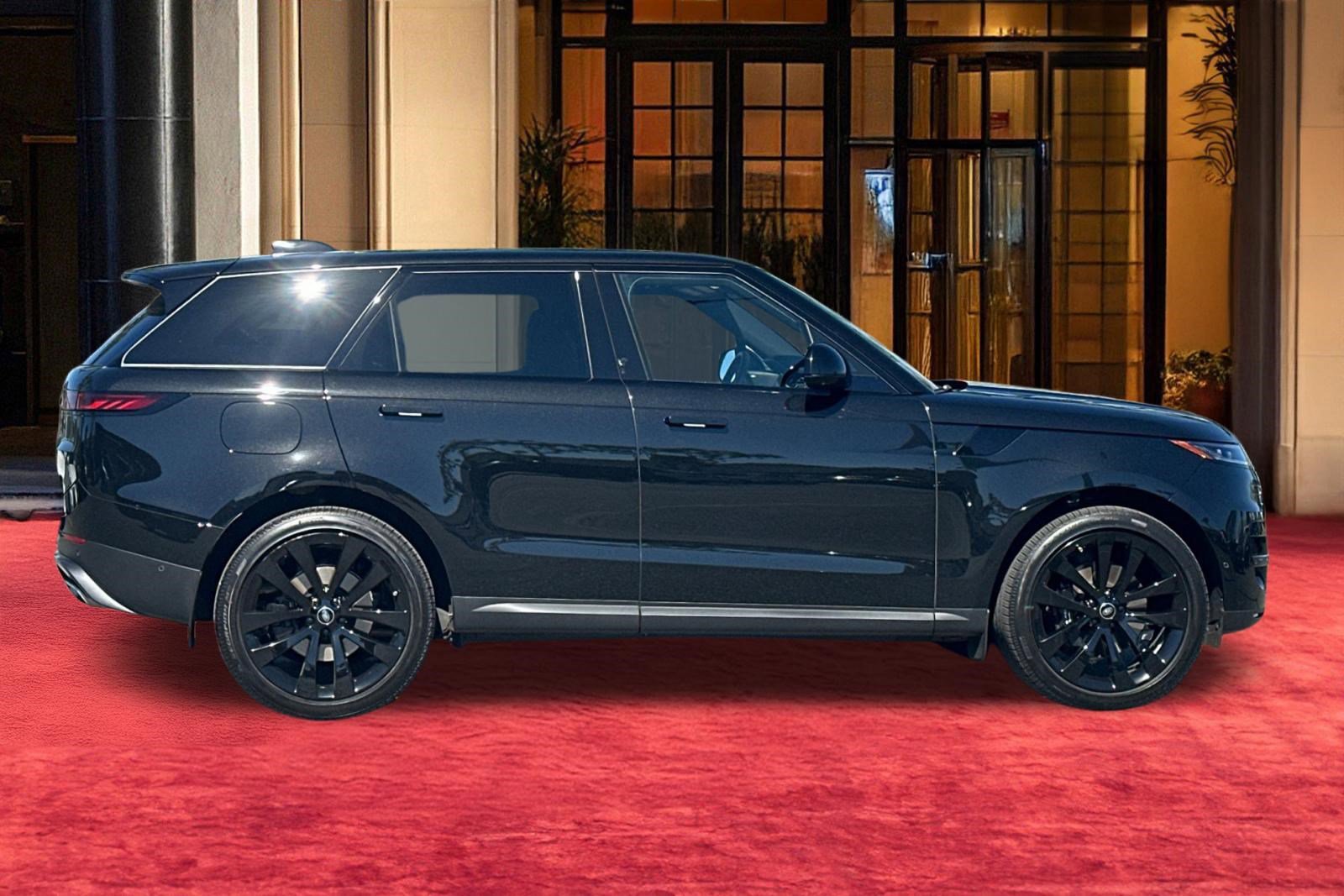 Used 2025 Land Rover Range Rover Sport SE image 9