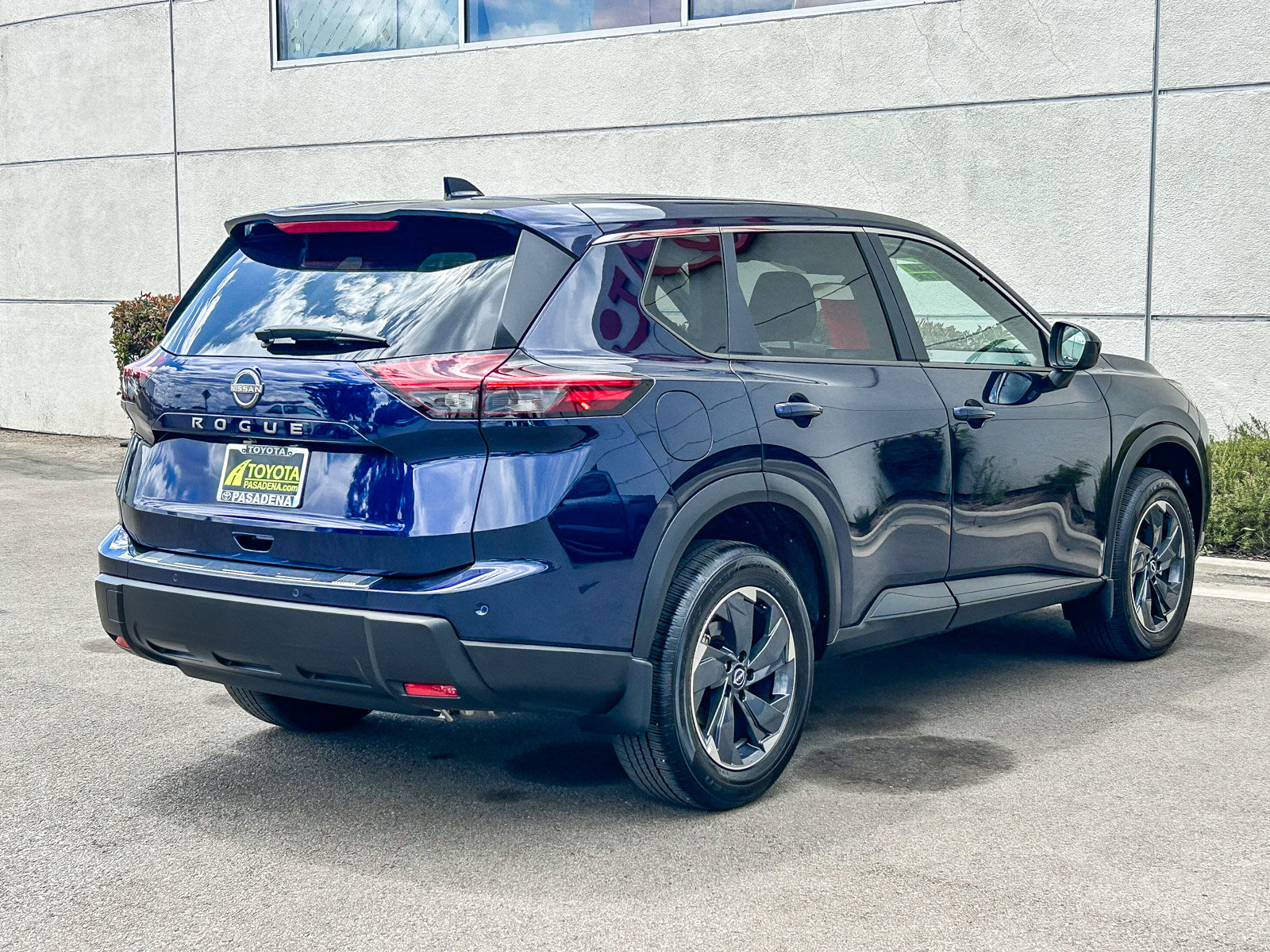 Used 2025 Nissan Rogue SV FWD image 6