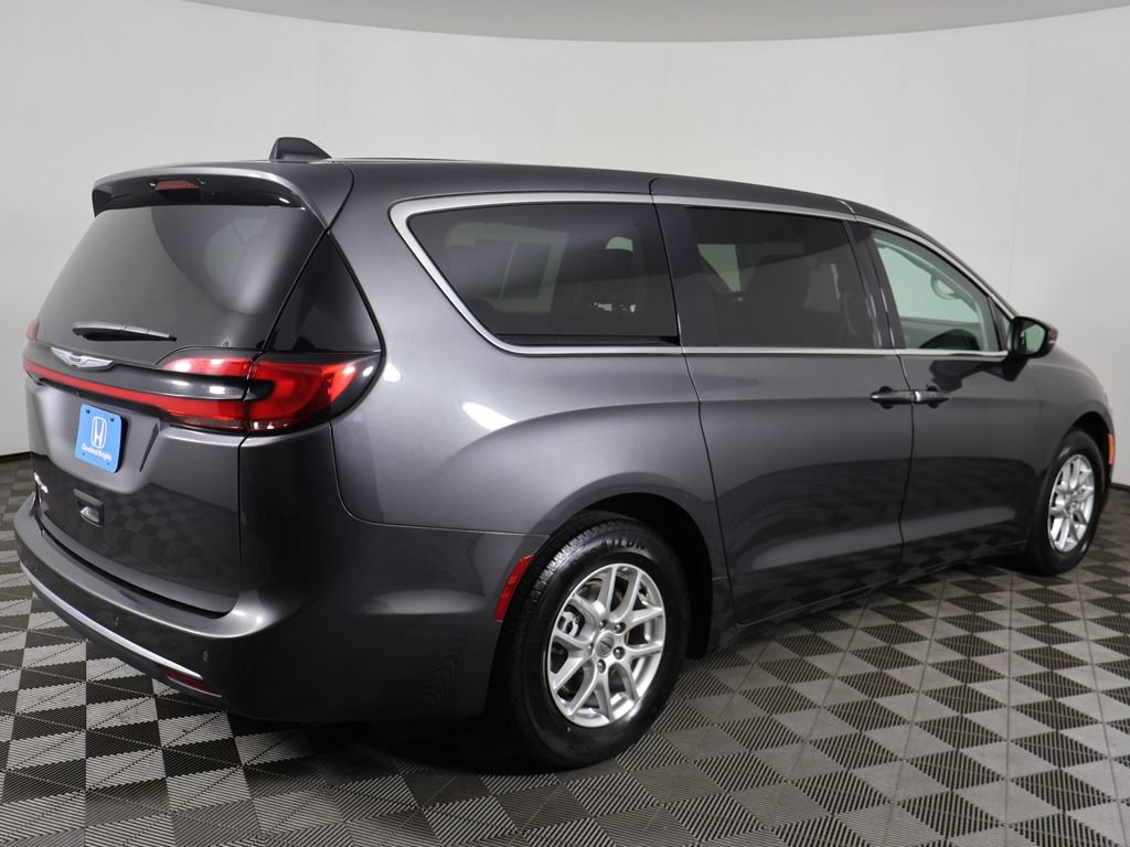 Used 2023 Chrysler Pacifica Touring-L FWD image 9