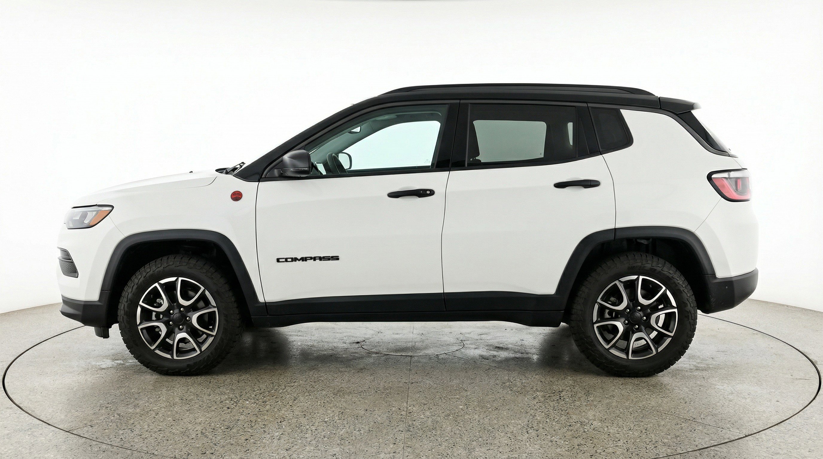 Used 2025 Jeep Compass Trailhawk AWD/4WD image 5