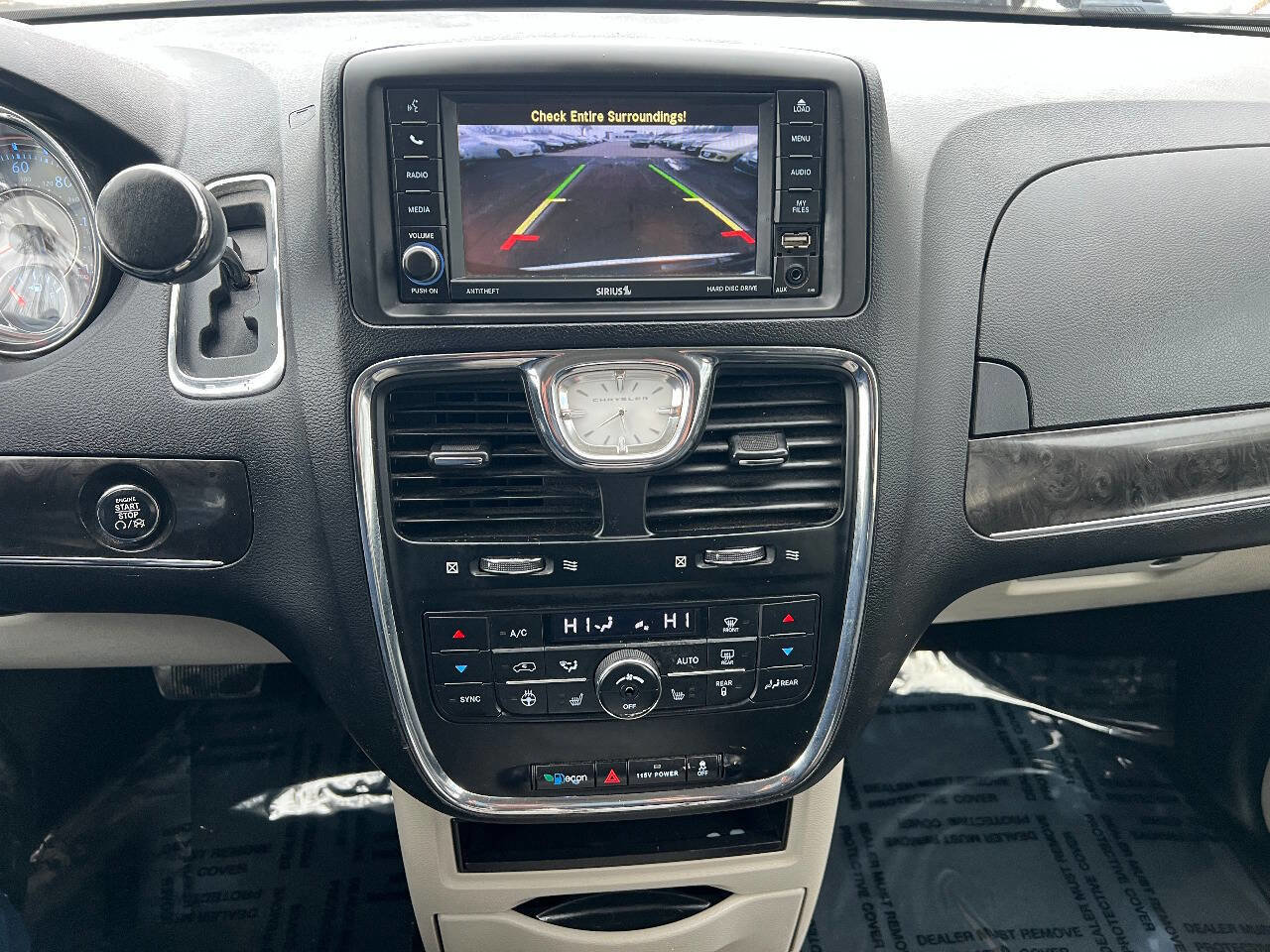 Used 2015 Chrysler Town & Country Touring w/ Driver Convenience Group image 37