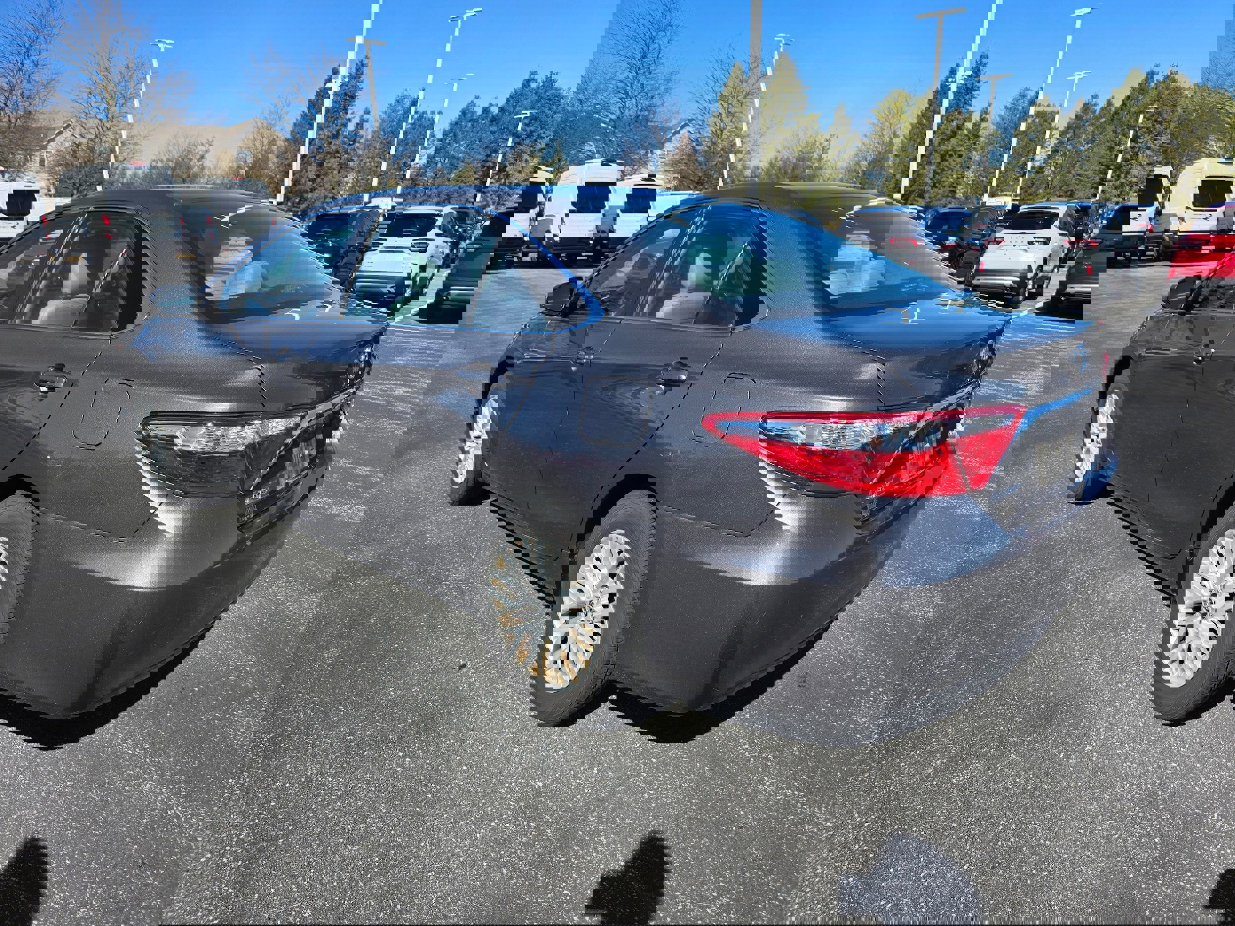 Used 2016 Toyota Camry LE image 3