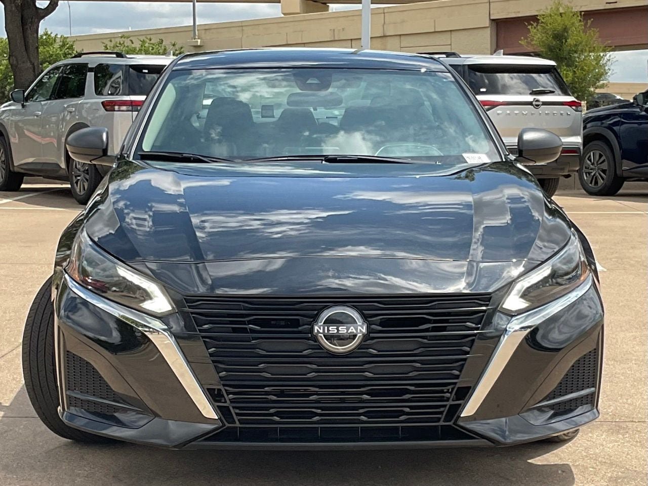 Used 2025 Nissan Altima 2.5 SV FWD image 2