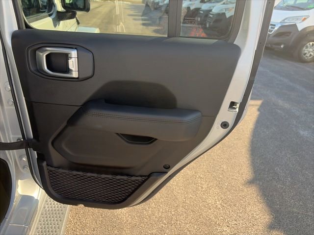 Used 2022 Jeep Wrangler Unlimited Sahara AWD/4WD image 12