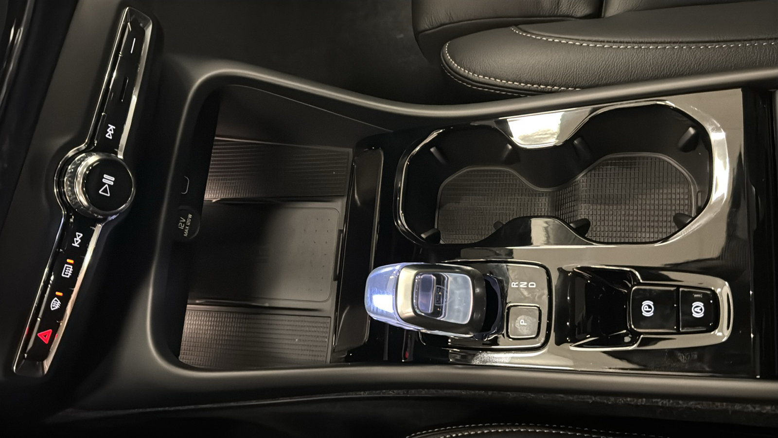 New 2026 Volvo XC40 B5 Plus w/ Climate Package AWD/4WD image 19