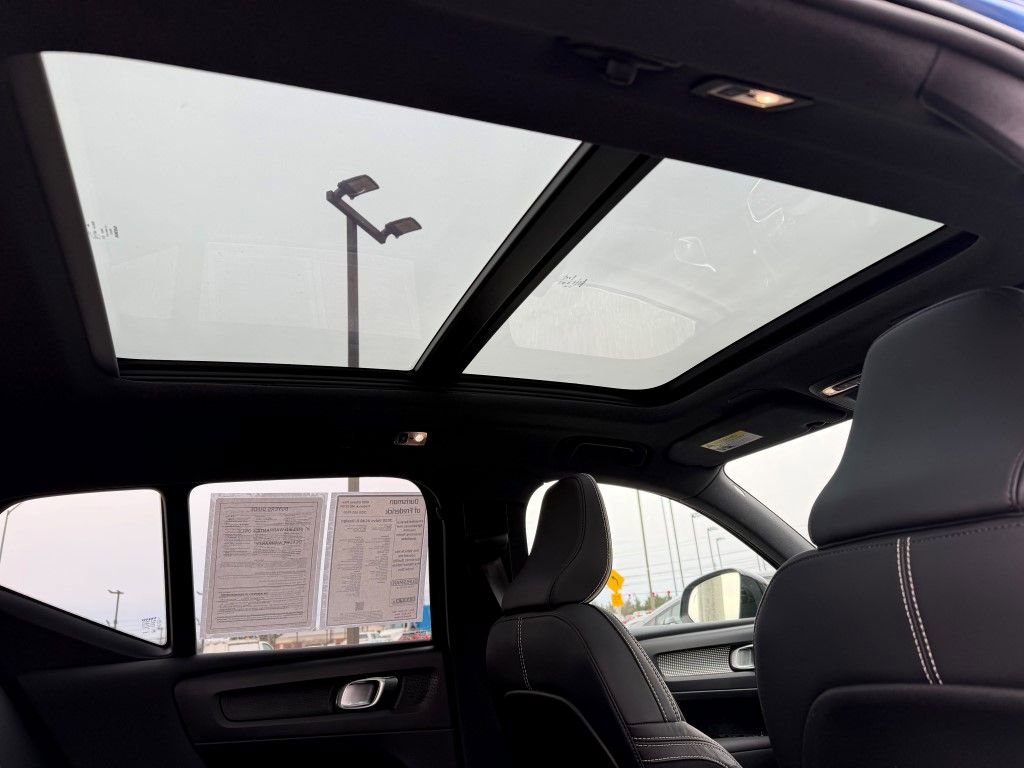 Used 2020 Volvo XC40 T5 R-Design w/ Protection Package Premier image 16