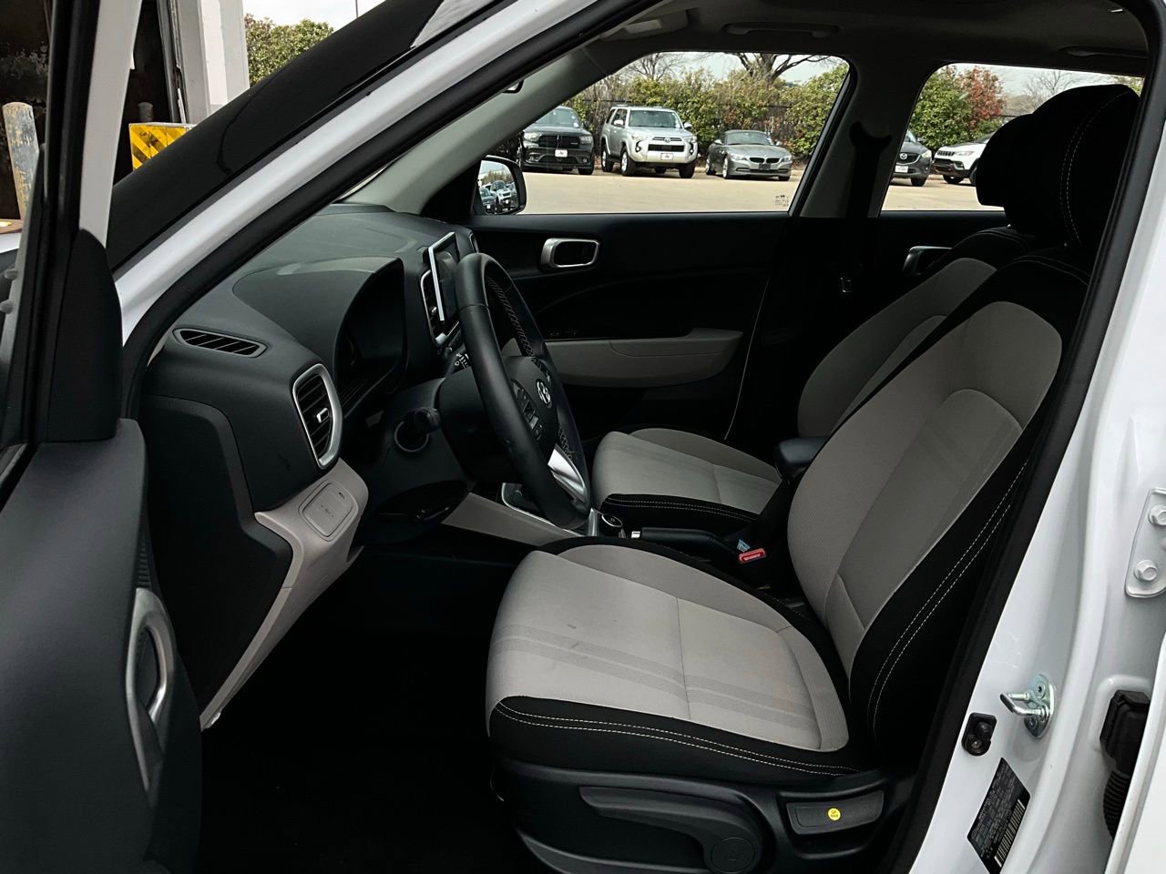 Used 2025 Hyundai Venue SEL image 10