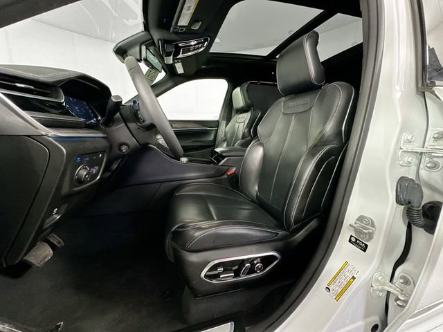 Used 2022 Jeep Grand Cherokee Overland w/ Luxury Tech Group IV AWD/4WD image 4