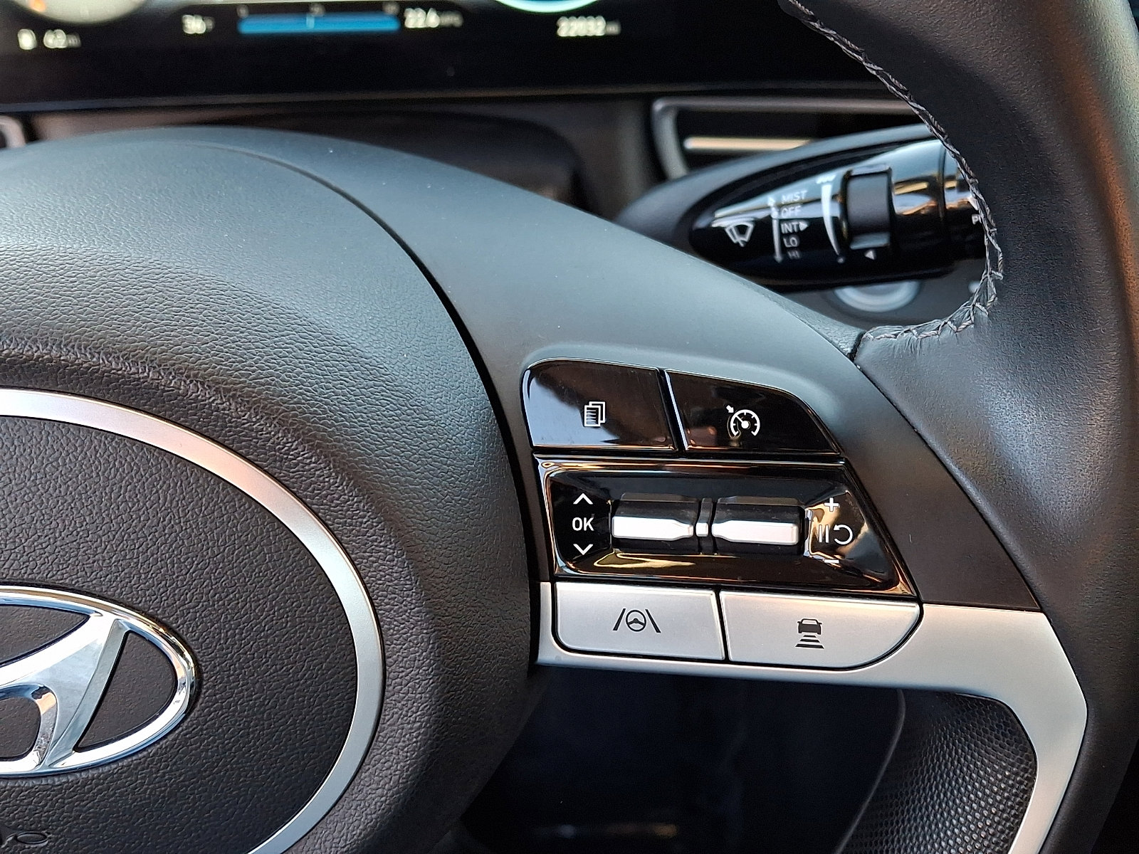 Certified 2023 Hyundai Elantra Limited w/ Preferred Accessory Package image 22