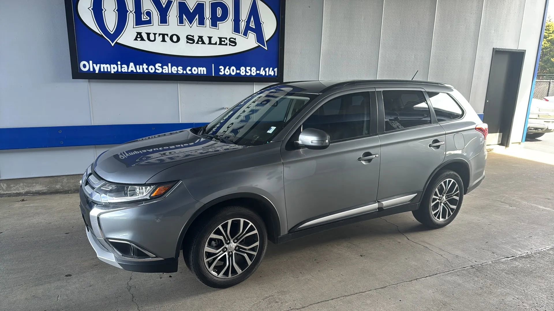 Used 2016 Mitsubishi Outlander SEL AWD/4WD image 2
