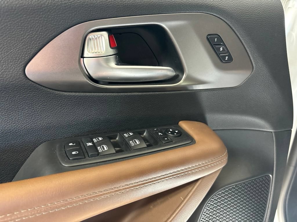 Used 2019 Chrysler Pacifica Limited FWD image 16