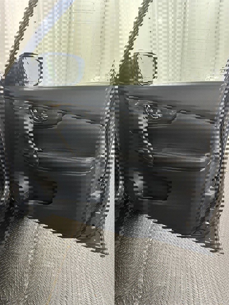 Used 2018 Nissan Rogue SV w/ Sun & Sound Touring Package image 32